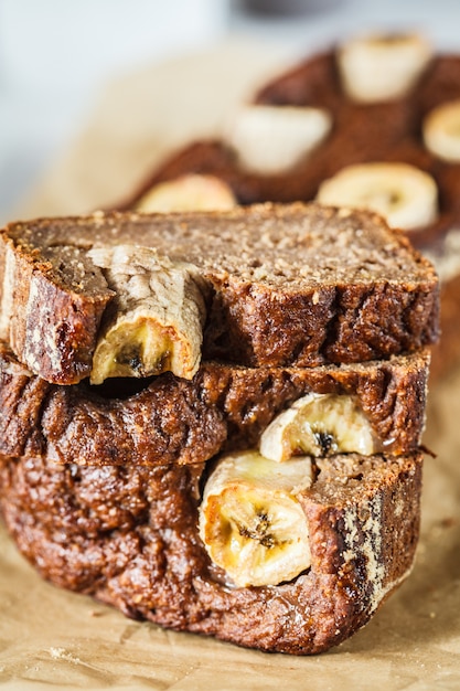 Eigengemaakt gesneden banaanbrood op een witte achtergrond.