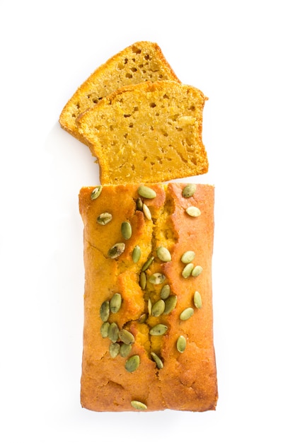 Eigengemaakt pompoenbrood dat op wit wordt geïsoleerd