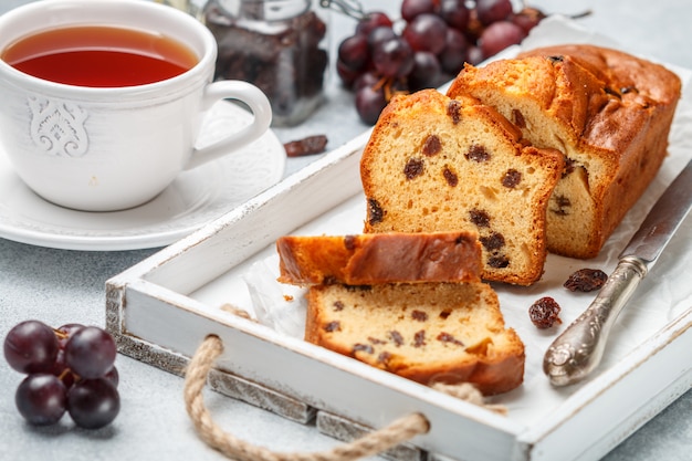 Eigengemaakt vers gebakken cakebrood met rozijnen