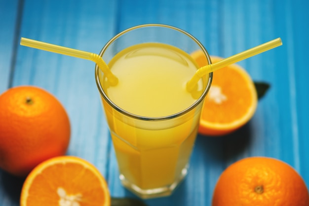 Eigengemaakt vers jus d&#39;orange op blauwe houten lijst