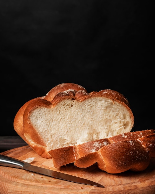 Eigengemaakt zoet brood op donkere exemplaar ruimteachtergrond