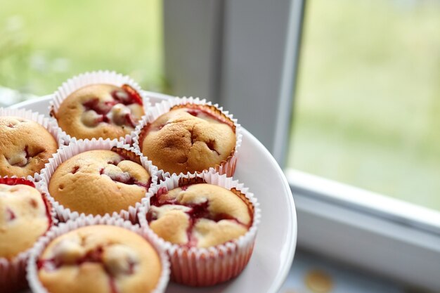 Eigengemaakte aardbeimuffins op plaat