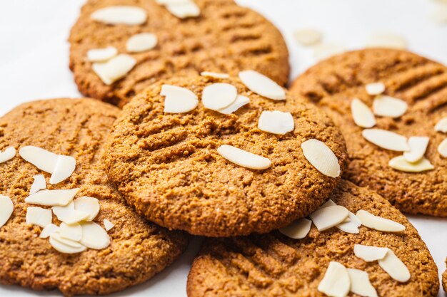 Eigengemaakte amandelkoekjes op een witte achtergrond.