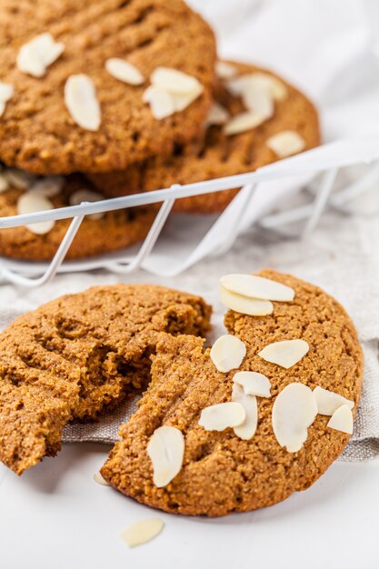 Eigengemaakte amandelkoekjes op een witte achtergrond.