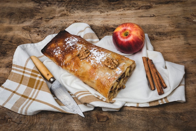 Eigengemaakte appelenstrudel met noten