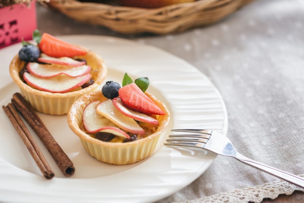 Eigengemaakte appelkaramel scherp met appelaardbei