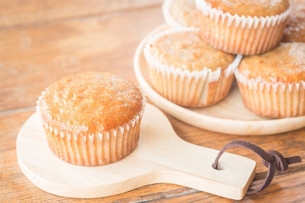 Eigengemaakte banaanmuffins op houten plaat