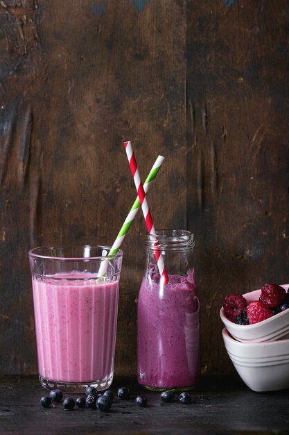 Eigengemaakte bosbes en frambozensmoothie