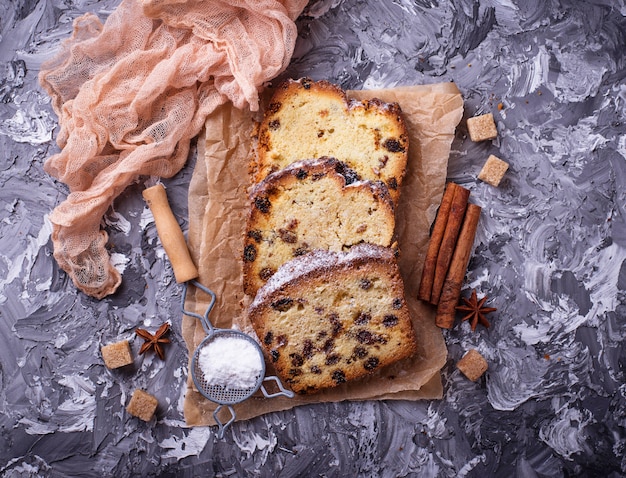 Eigengemaakte broodcake met rozijnen