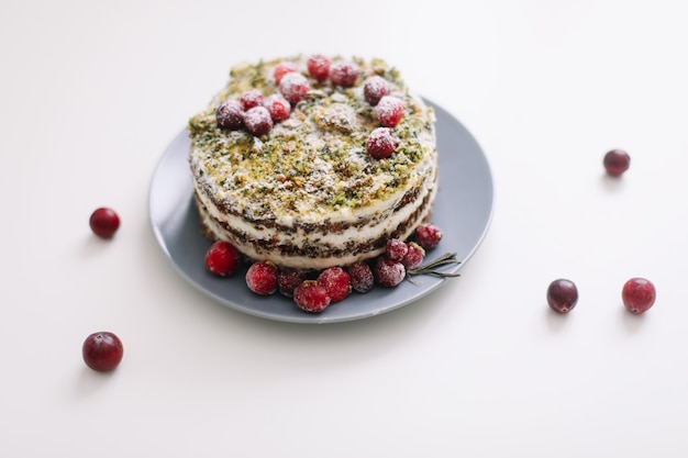 Eigengemaakte cake met bessen op witte lijst