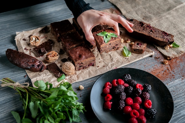 Eigengemaakte chocolade brownies op donkere oppervlakte.