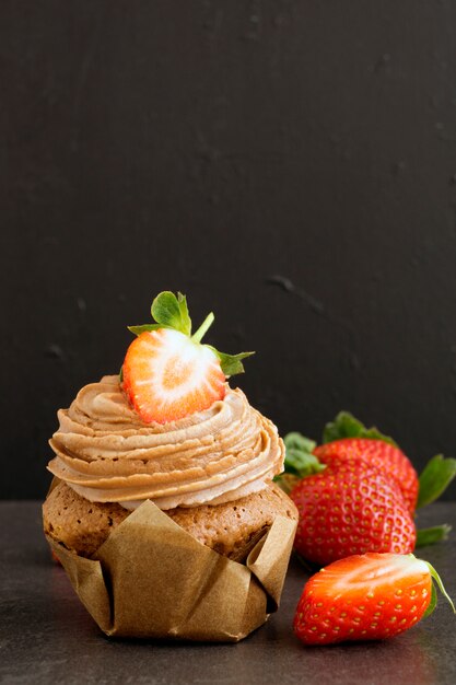 Eigengemaakte chocoladecake met room en aardbei.