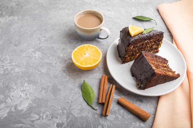 Eigengemaakte chocoladecake met sinaasappel met kop van koffie op grijze concrete achtergrond