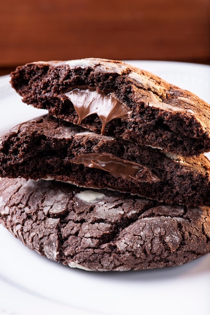 Eigengemaakte chocoladekoekjes op een plaat