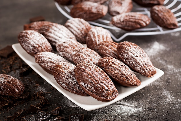 Eigengemaakte Chocolademadeleines op donkere lijst