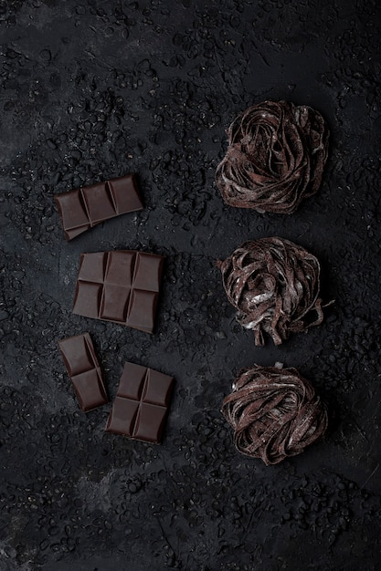 Foto eigengemaakte chocoladetagliatelle op dark