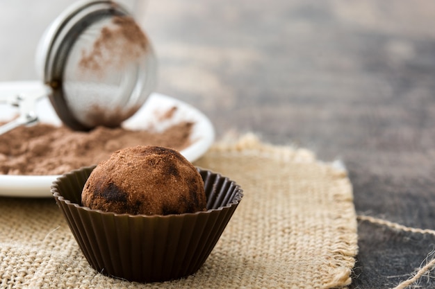 Eigengemaakte chocoladetruffels op houten lijst