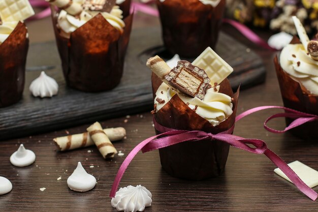 Eigengemaakte cupcakes met room op dark