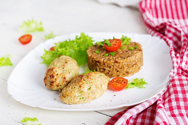 Eigengemaakte gebakken koteletten met rijst op een lijst in een rustieke stijl. gezond eten