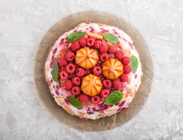 Eigengemaakte geleicake met melk, koekjes en framboos. bovenaanzicht.