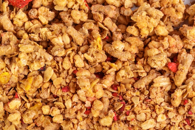 Eigengemaakte geroosterde granola op het voedselachtergrond van het bakselontbijt