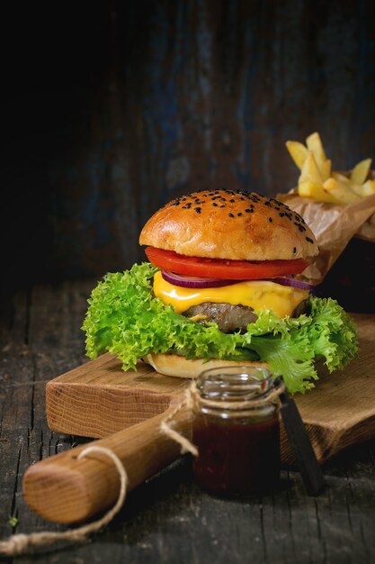 Eigengemaakte hamburger met frieten