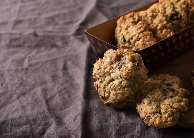 Eigengemaakte haverkoekjes op donkergrijze of bruine achtergrond, gezonde snack, exemplaarruimte