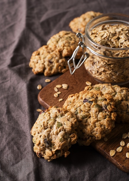 Eigengemaakte haverkoekjes op donkergrijze of bruine achtergrond, gezonde snack, exemplaarruimte