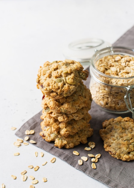 Eigengemaakte haverkoekjes op witte achtergrond, gezonde snack, exemplaarruimte