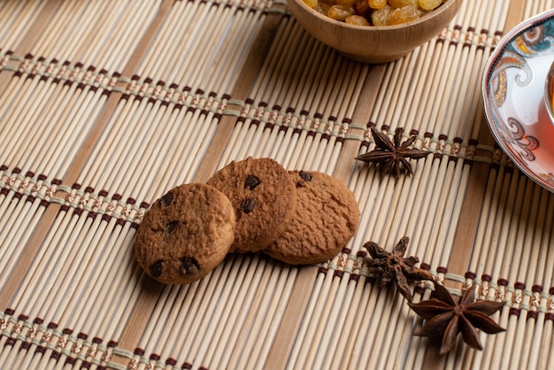 Eigengemaakte havermeel smakelijke koekjes met een kop thee