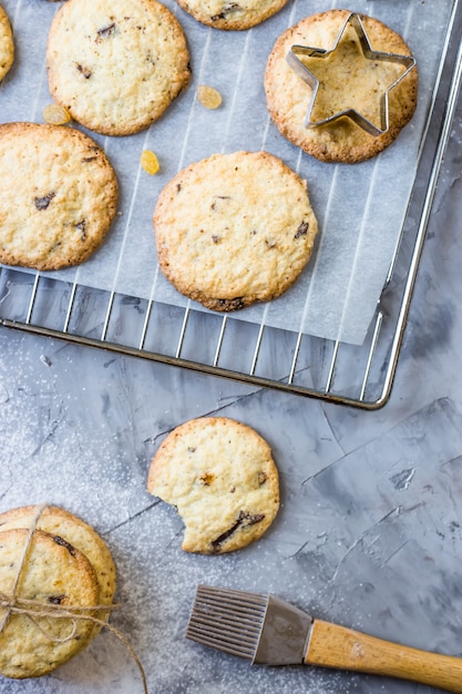 Eigengemaakte havermeelkoekjes met chocoladeschilfers op een grijze keukenlijst