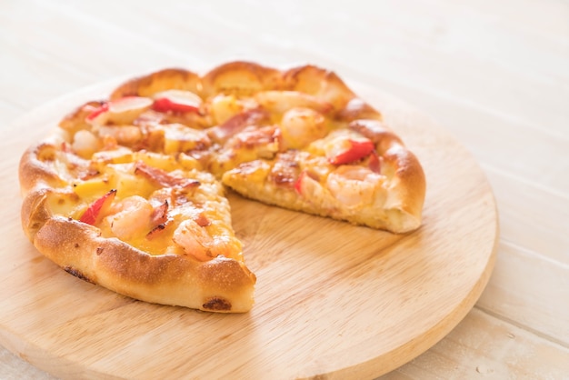 Eigengemaakte Hawaiiaanse zeevruchtenpizza