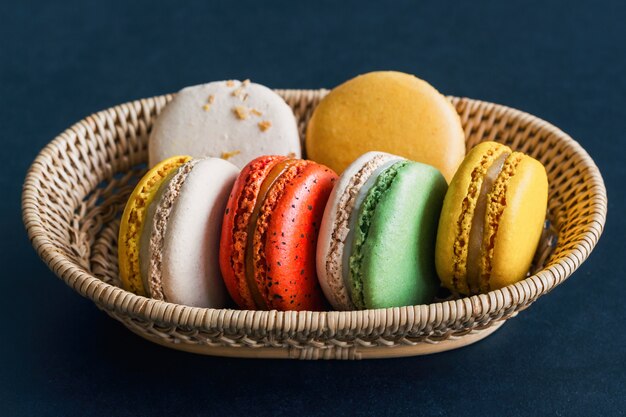 Eigengemaakte heerlijke kleurrijke franse macaron of italiaanse macaron op mand