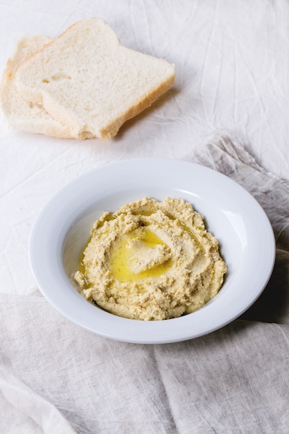 Eigengemaakte hummus op een plaat