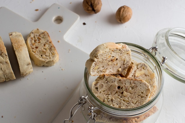 Eigengemaakte Italiaanse koekjes met noten in transparante kruik dichte omhooggaand. Gezond eigengemaakt voedselconcept