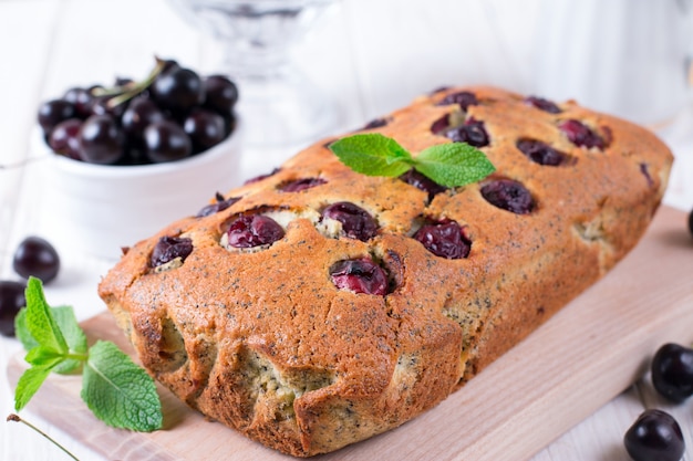 Foto eigengemaakte kersencake met vanille op witte houten achtergrond