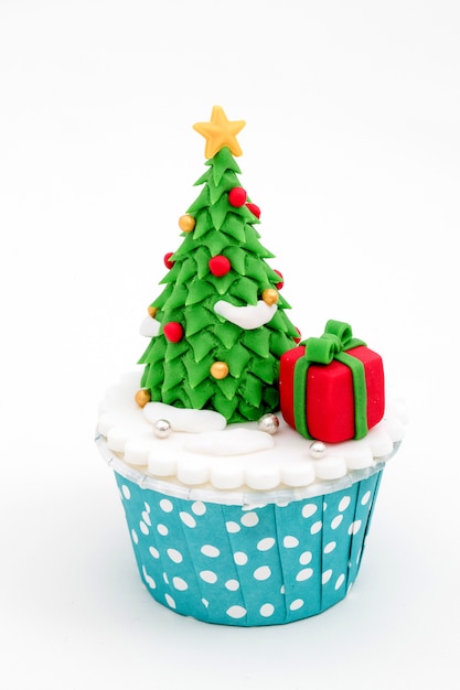 Eigengemaakte Kerstmis cupcakes geïsoleerd op witte achtergrond