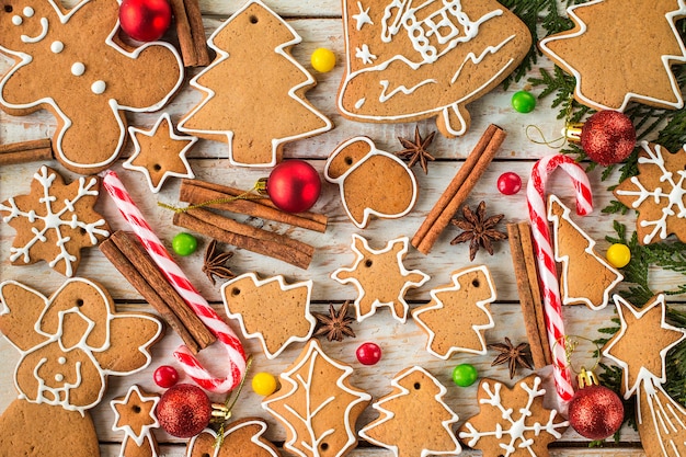 Eigengemaakte Kerstmiskoekjes op houten lijst