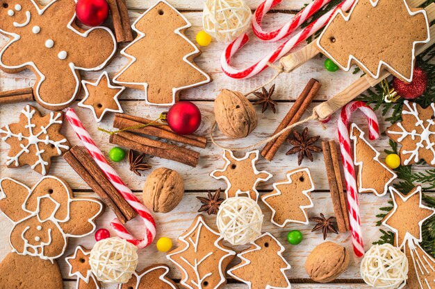 Eigengemaakte Kerstmiskoekjes op houten lijst