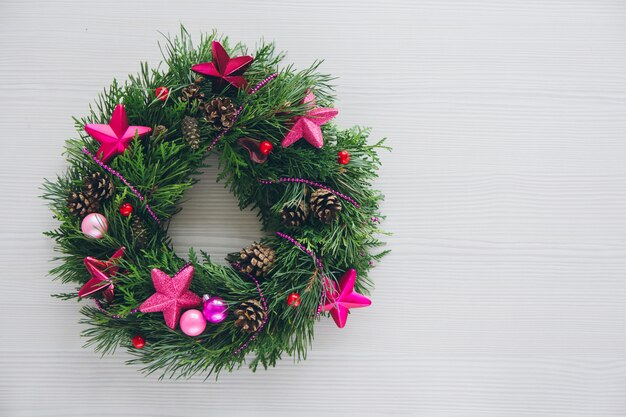 Eigengemaakte Kerstmiskroon op witte houten lijst