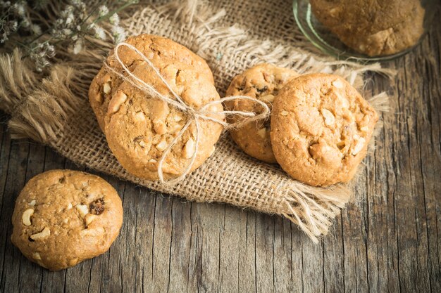 Eigengemaakte koekjes op jute op oude houten lijst