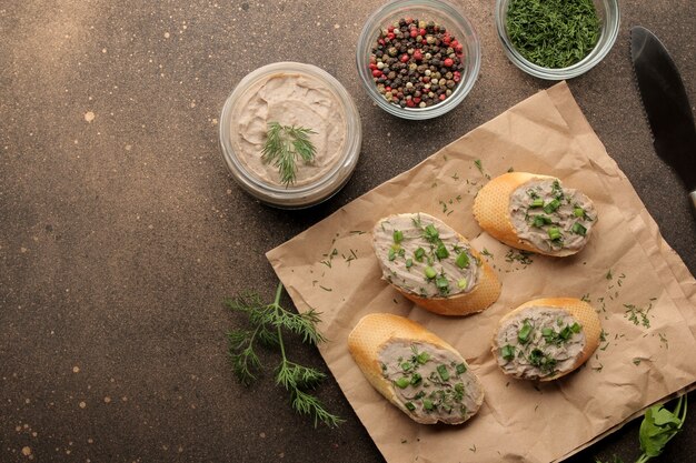 Eigengemaakte leverpastei met greens op brood