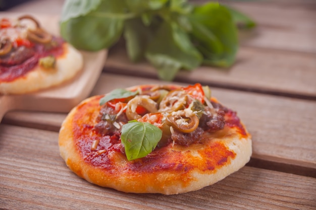 Eigengemaakte minipizza op hout