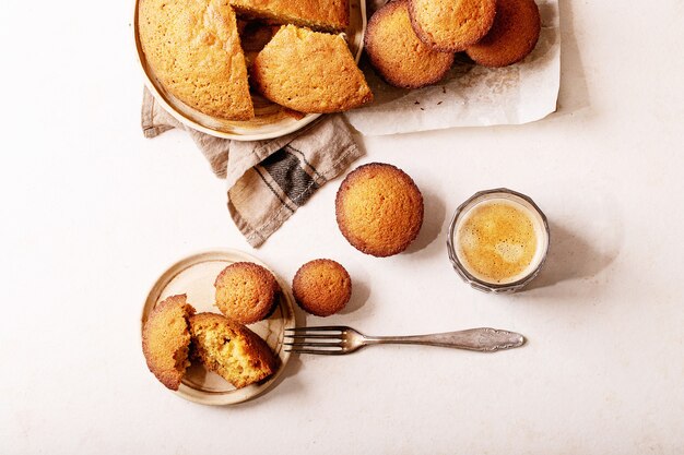 Eigengemaakte muffins op witte textuurachtergrond. Bovenaanzicht, plat gelegd. Kopieer ruimte