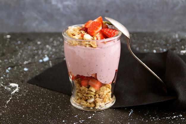 Eigengemaakte natuurlijke yoghurt met aardbeien en muesli.