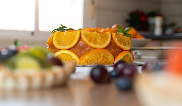 Eigengemaakte oranje cake met gesneden sinaasappelen in een keuken