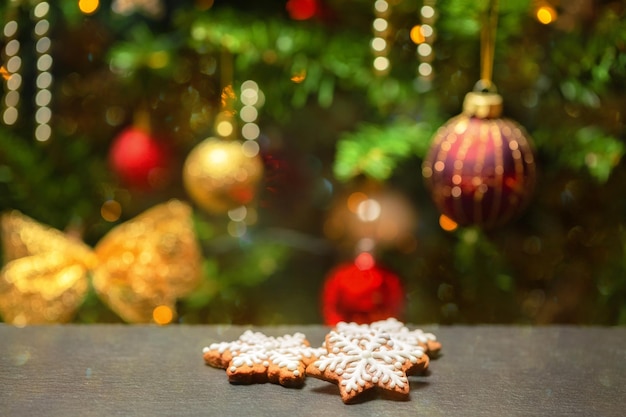 Foto eigengemaakte peperkoekkoekjes op kerstboomachtergrond