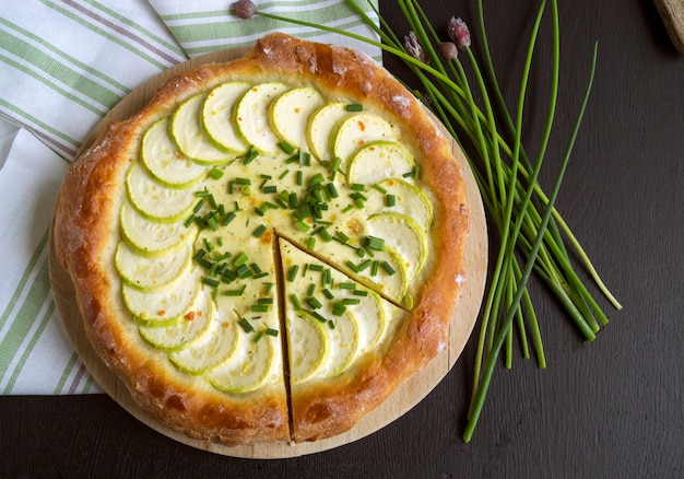 Eigengemaakte rustieke pastei met courgette en groene uien.