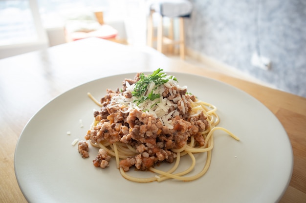 Eigengemaakte spaghetti die op houten lijst wordt gediend.