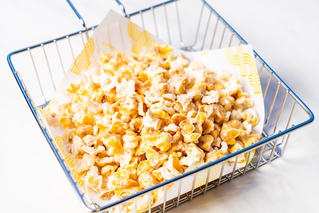 Eigengemaakte Thaise noordelijke popcorn in mand